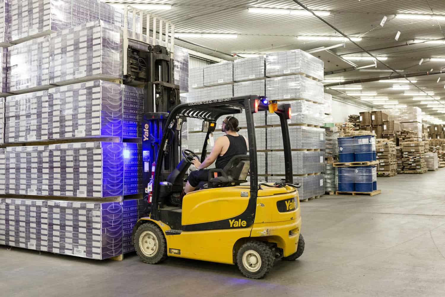 Homme conduisant un chariot d'usine