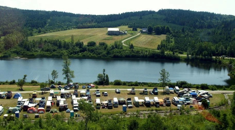 Camping près d'une rivière en pleine nature