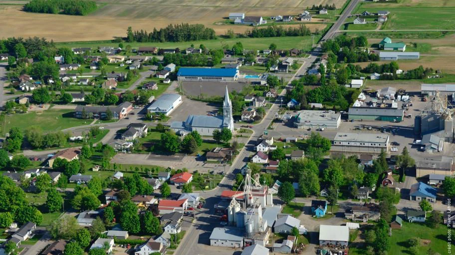 Vue aérienne d'un village et campagne environnante.