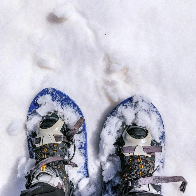 Personne avec raquettes sur neige