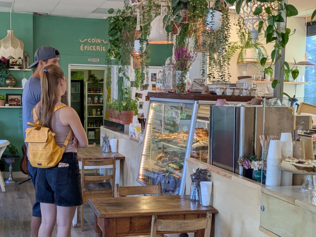 Deux personnes dans une boulangerie moderne et verdoyante.