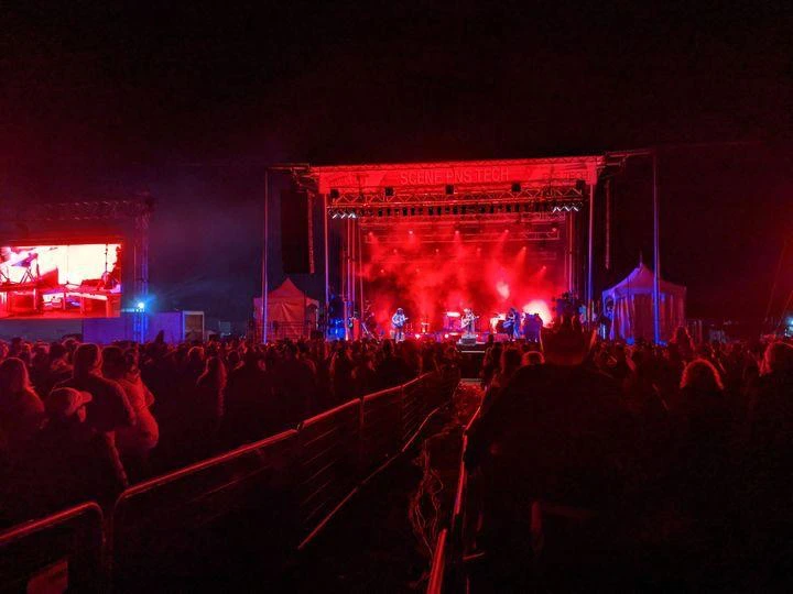 Concert en plein air avec éclairage rouge.