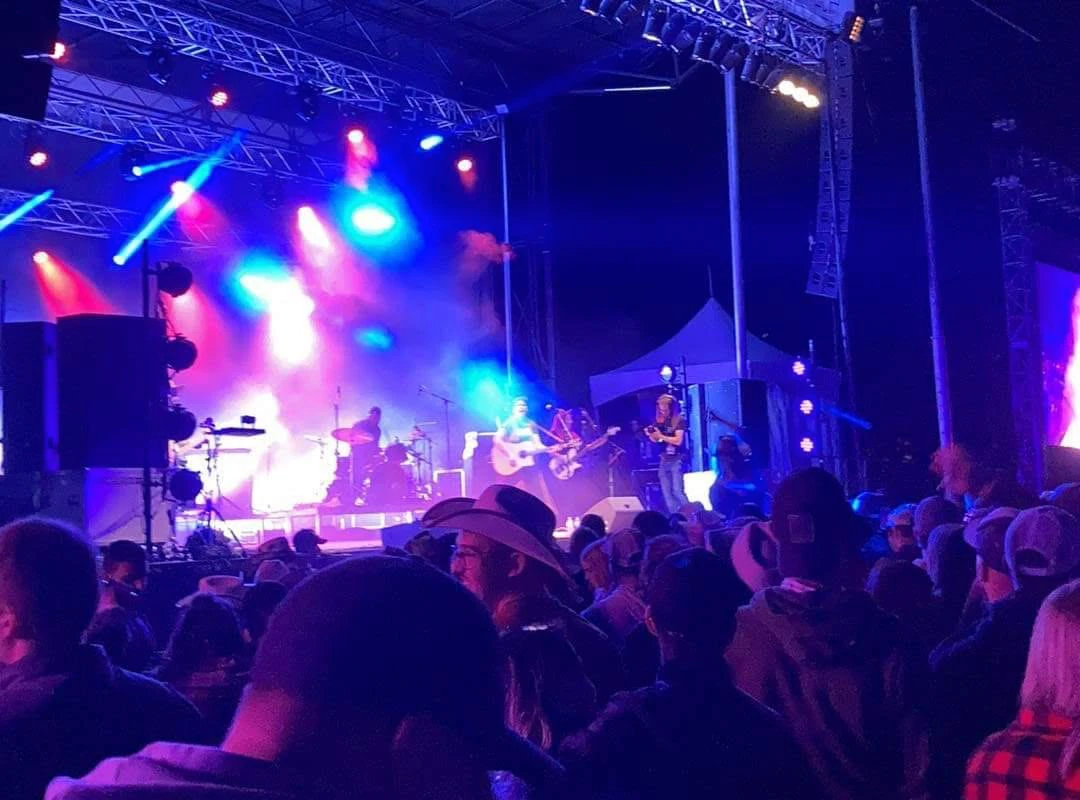 Concert en plein air avec éclairages colorés