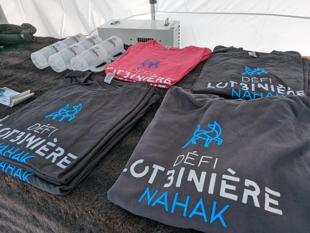 T-shirts et gobelets Défi Lotbinière sur table.