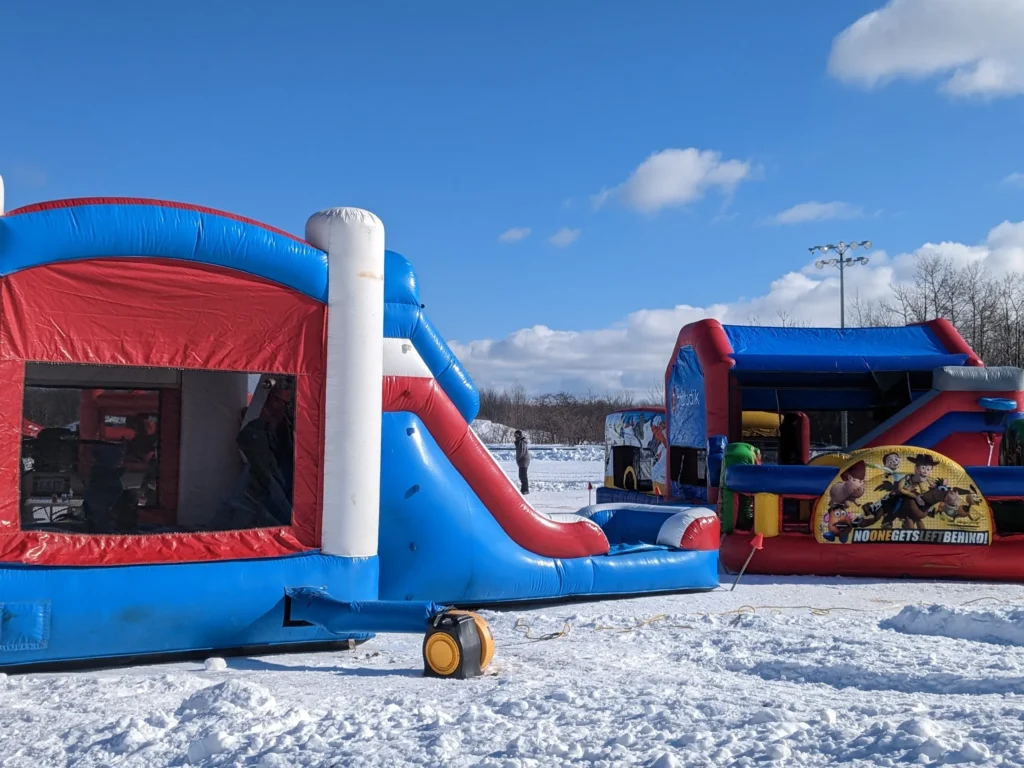 Structures gonflables colorées sur la neige en plein air.