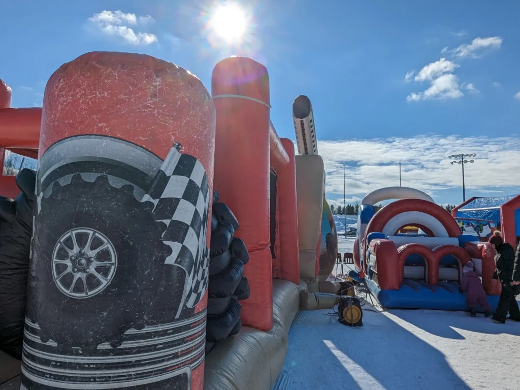 Structures gonflables colorées sous le soleil d'hiver.