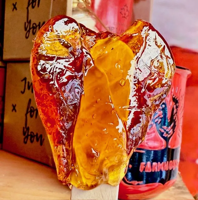 Sucette en forme de cœur, rouge et orange.