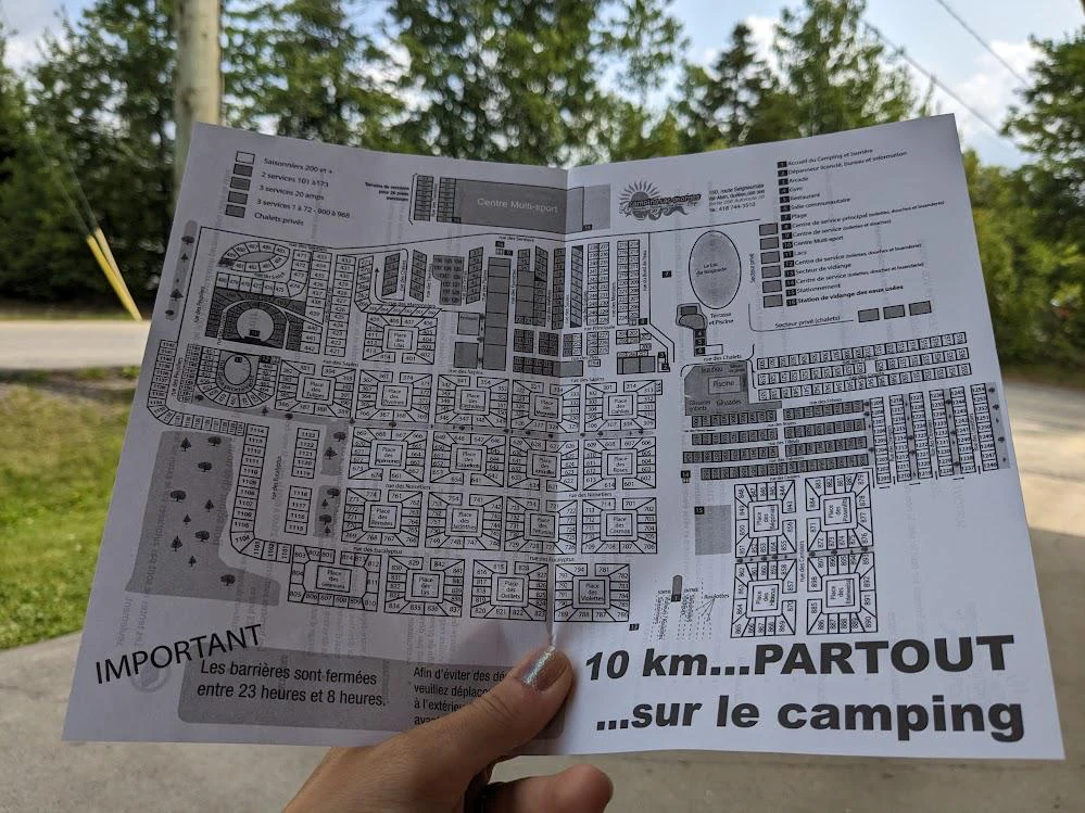 Carte d'un camping avec emplacements et services.