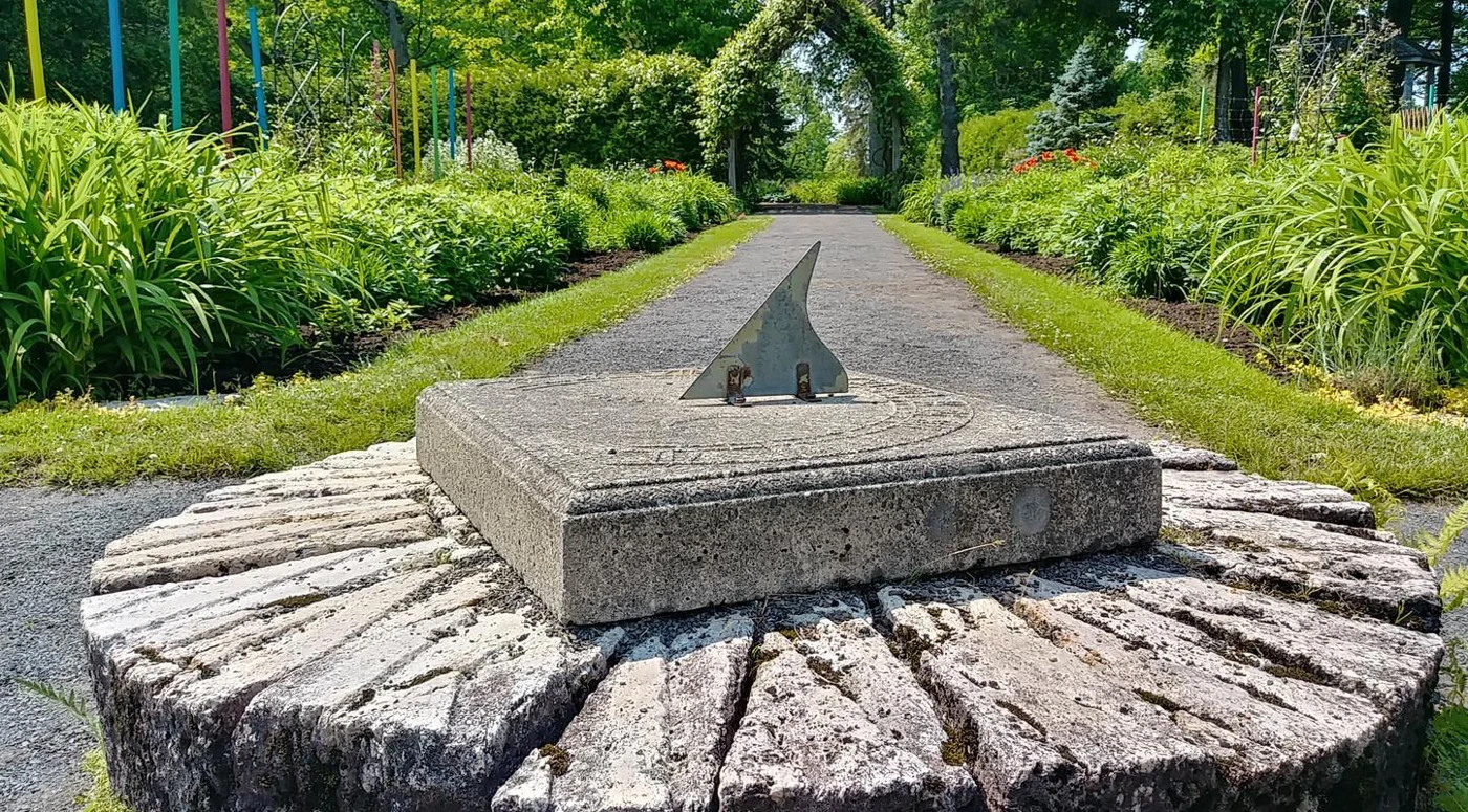 Cadran solaire dans un jardin verdoyant