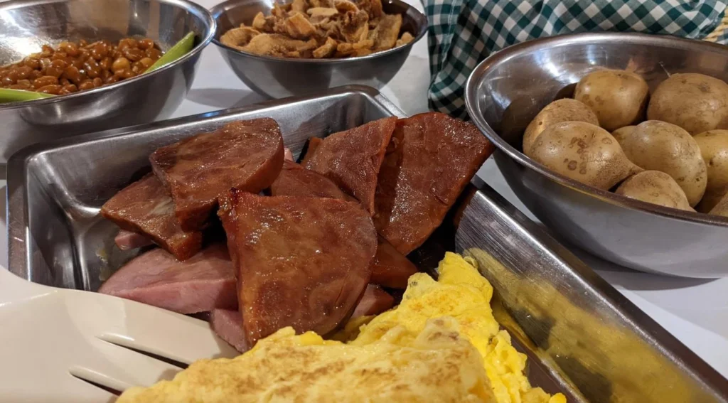 Buffet de charcuterie, pommes de terre, et feuilletés