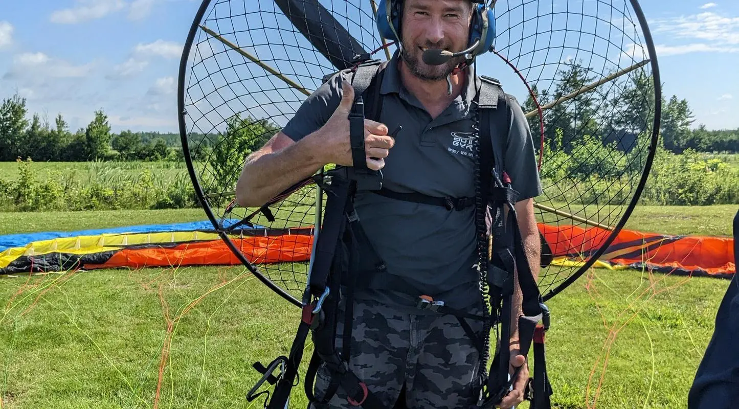 Homme prêt pour le parapente motorisé en extérieur