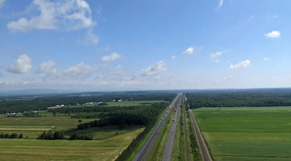 Paysage rural avec route vers l'horizon.