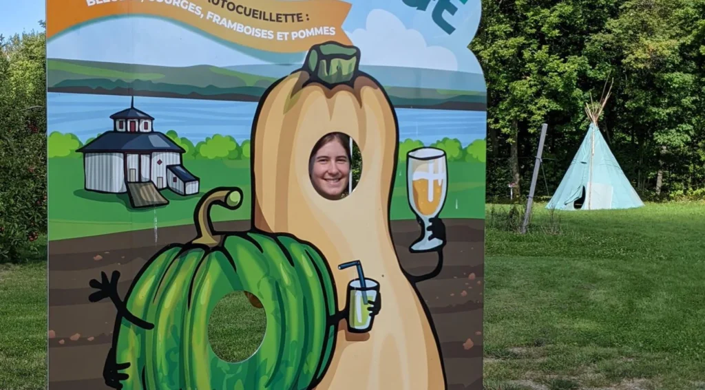 Personne dans un décor de ferme amusant.