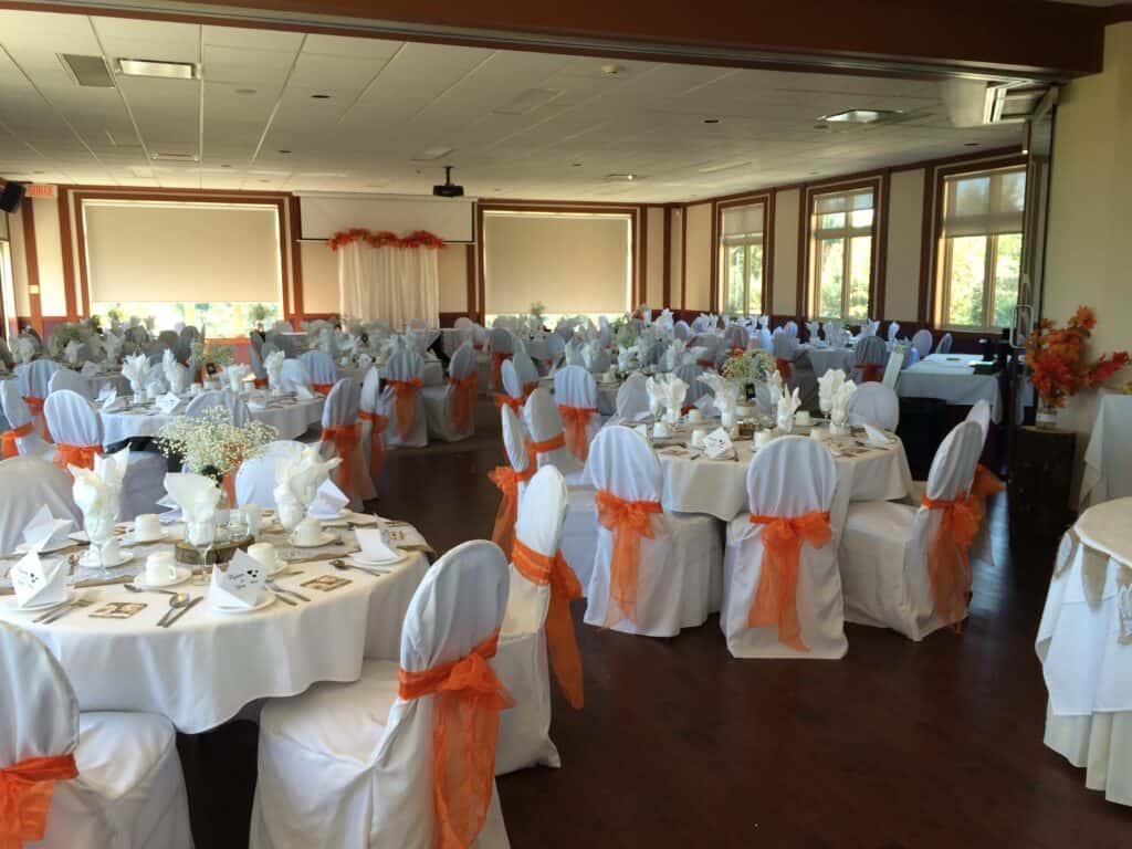 Salle de réception décorée pour un mariage.