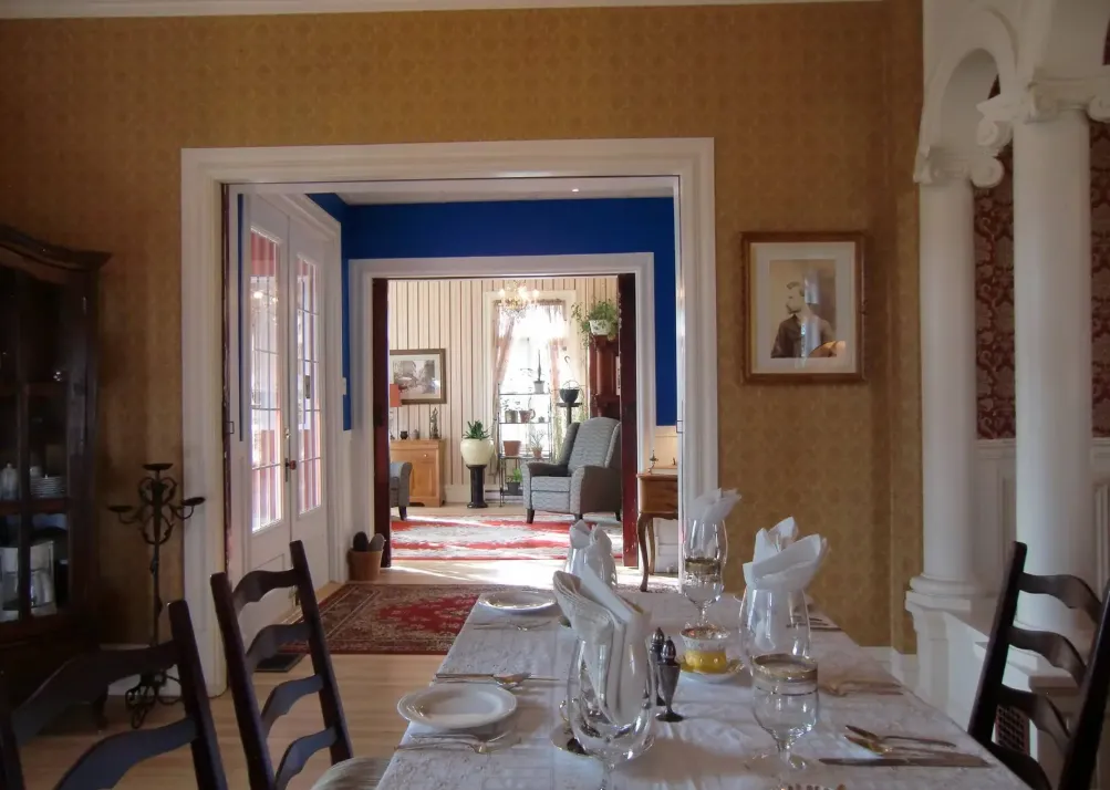 Salle à manger élégante avec vue sur salon.