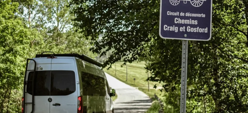 Fourgonnette sur route avec panneau Chemins Craig et Gosford