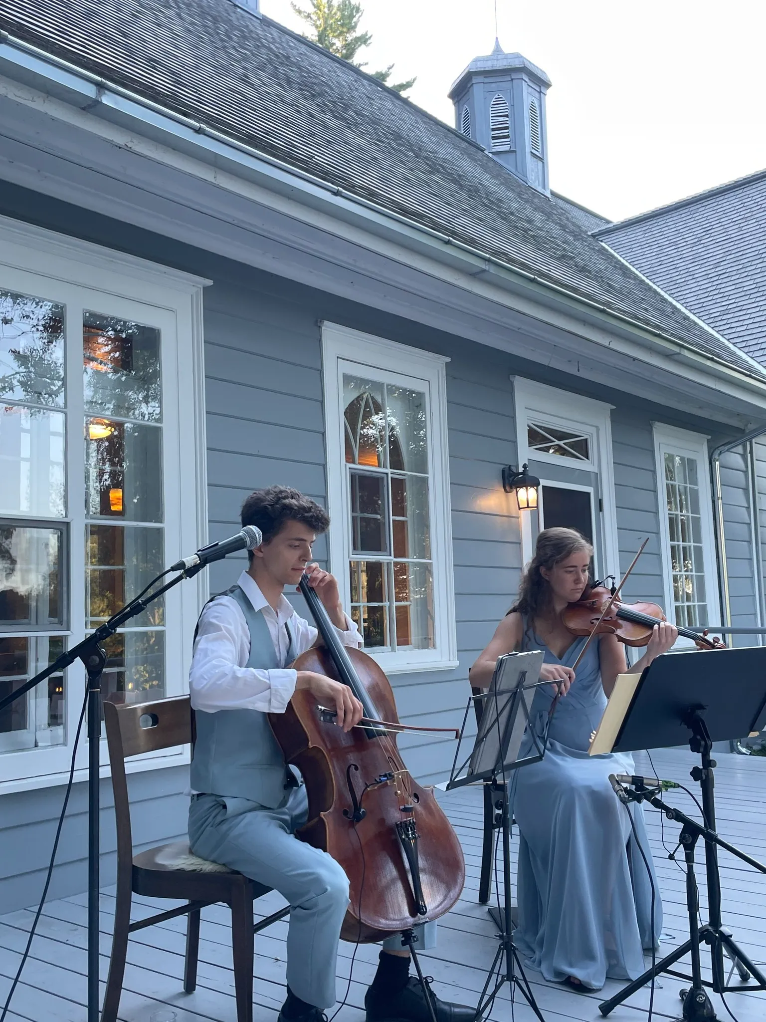Concert en plein air devant une maison