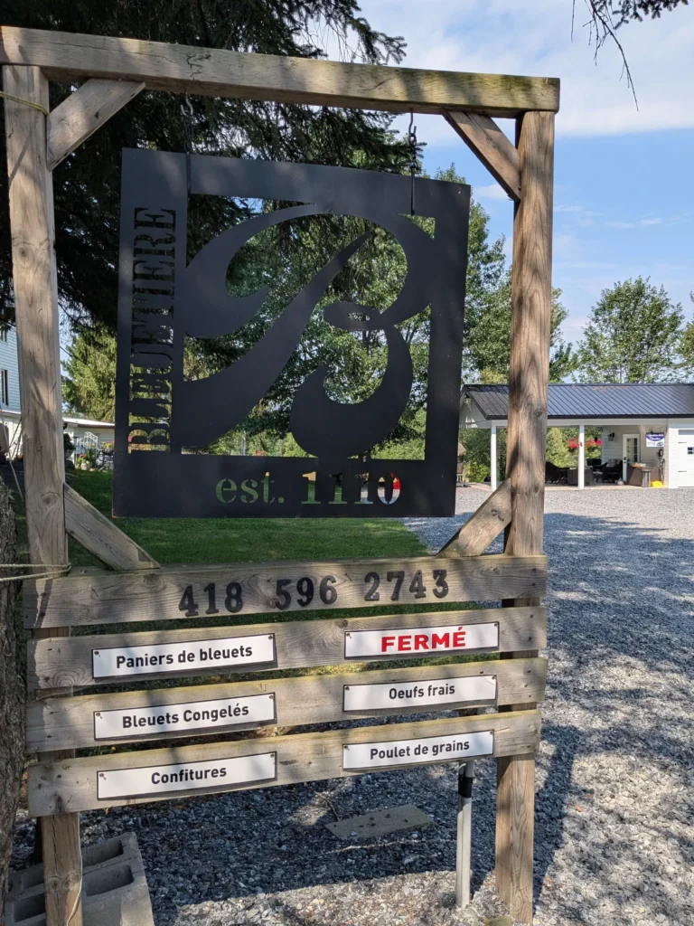 Panneau d'une boutique de produits fermiers, fermé.