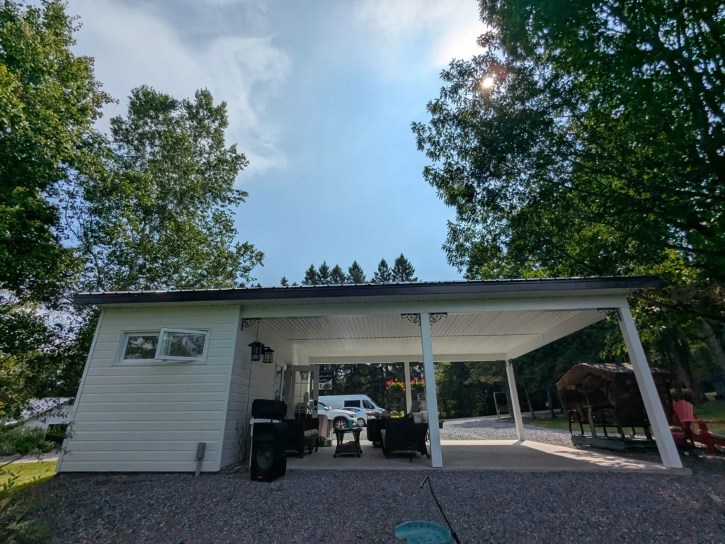 Abri de jardin entouré d'arbres verts.