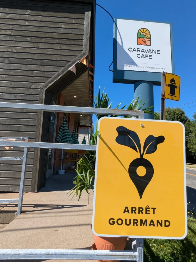 Panneau Arrêt Gourmand devant le café Caravane.