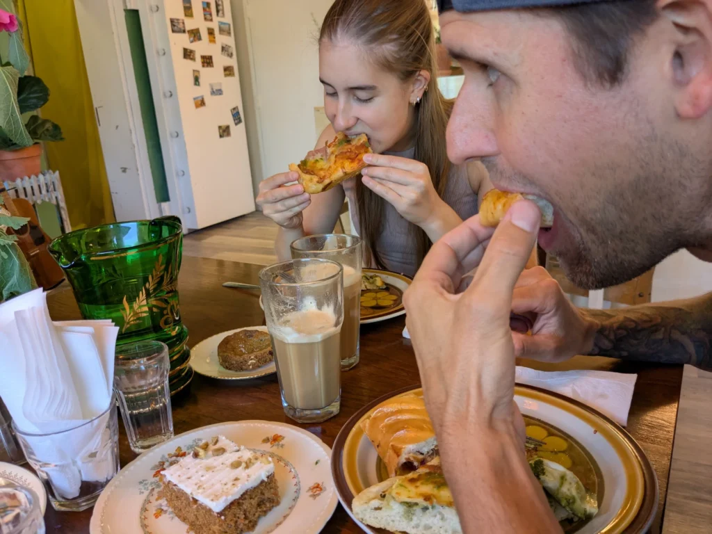 Deux personnes dégustent un repas ensemble à table.
