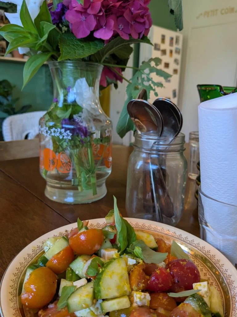 Salade fraîche et bouquet de fleurs sur la table.