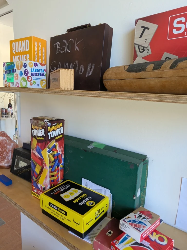Étagère avec divers jeux de société.