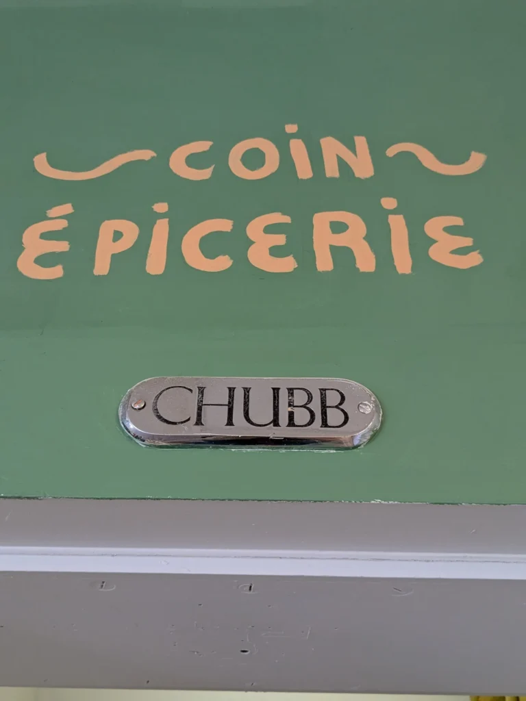 Plaque Chubb sous signe Coin Épicerie.