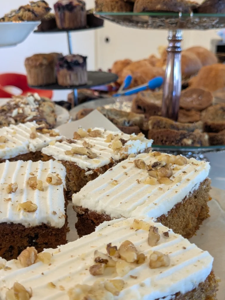 Assortiment de gâteaux et muffins variés sur table.