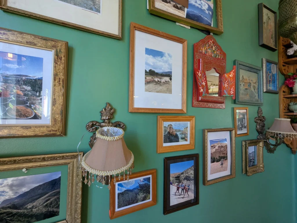 Mur vert avec plusieurs cadres photo.