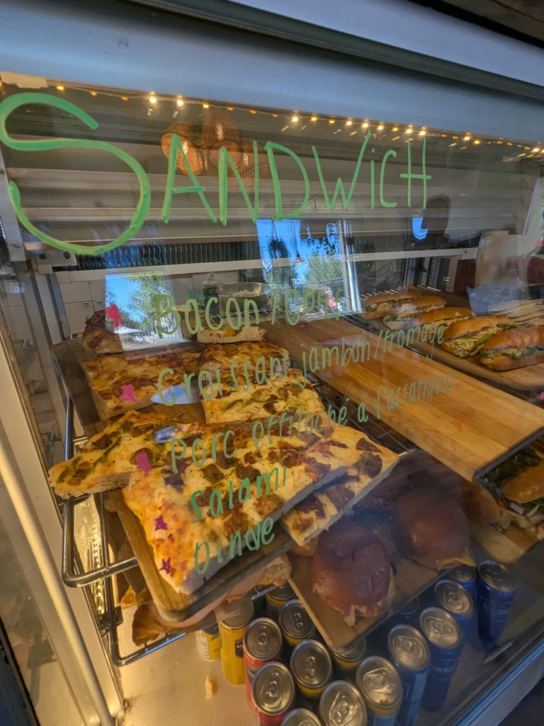 Vitrine de boulangerie avec sandwiches variés.