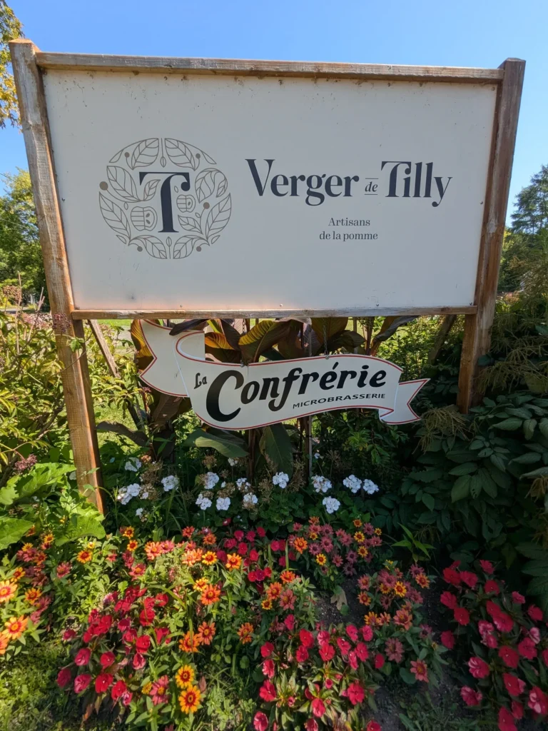 Panneau Verger de Tilly et microbrasserie, fleurs devant.