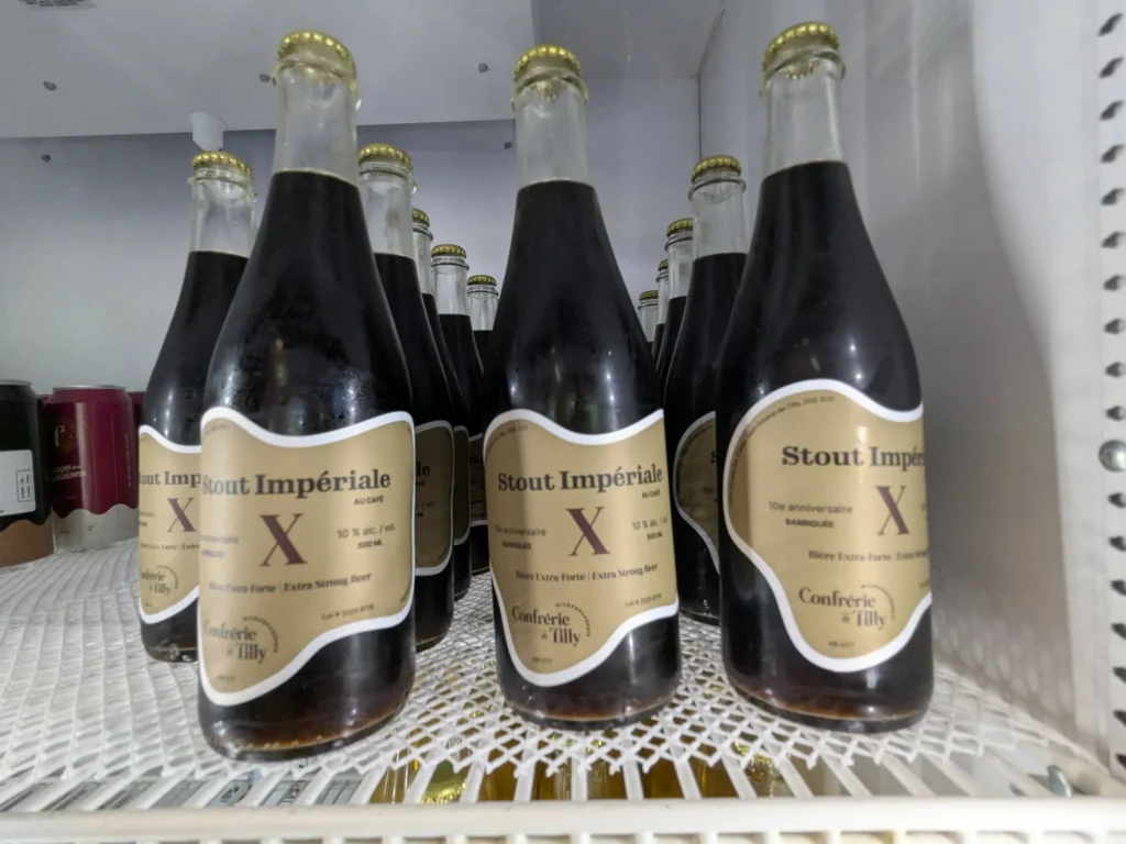 Bouteilles de bière Stout Impériale en rayon.