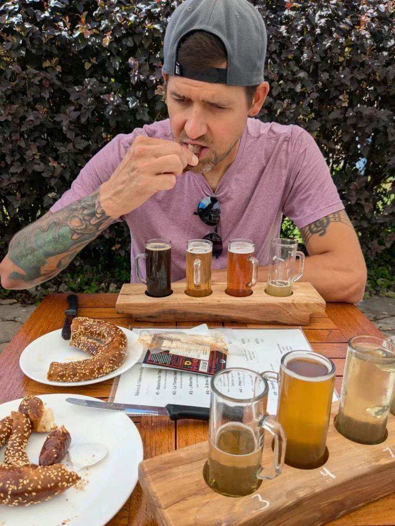 Homme mangeant avec des bières et des bretzels.