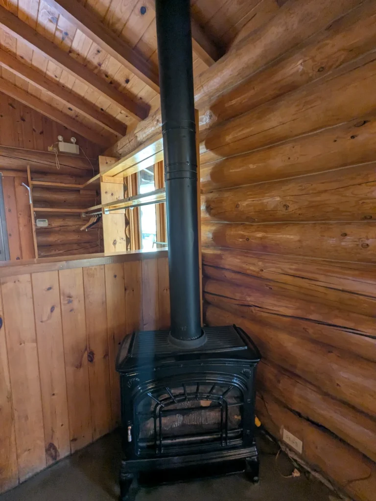 Poêle à bois dans un chalet en bois