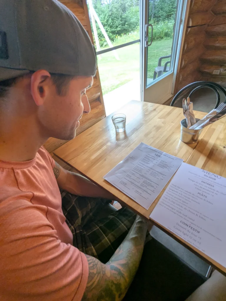 Homme lisant un menu dans un restaurant.