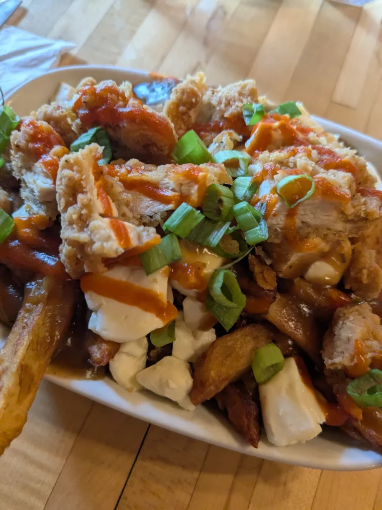 Poutine avec poulet frit et oignons verts