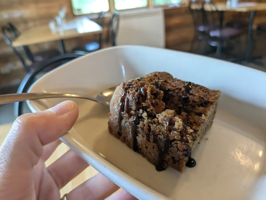 Part de gâteau chocolat dans une assiette blanche.