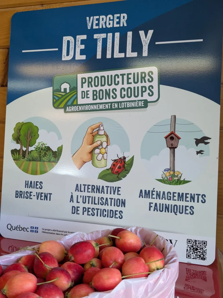 Panneau Verger de Tilly avec pommes rouges.
