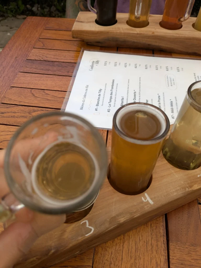 Verres de bière sur table en bois.