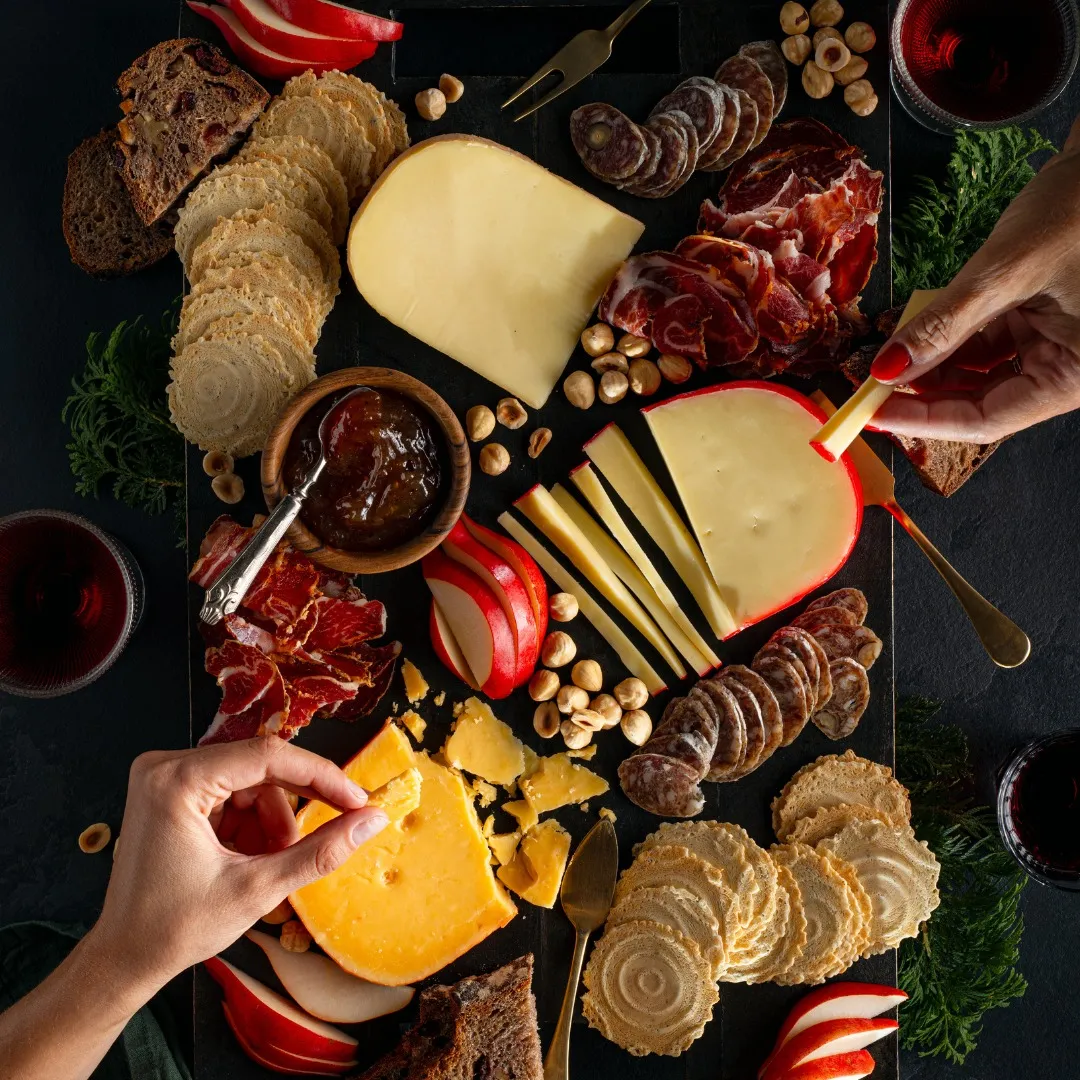 Plateau de fromages, charcuteries et fruits secs.