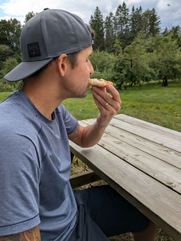 Homme mangeant une collation en plein air.