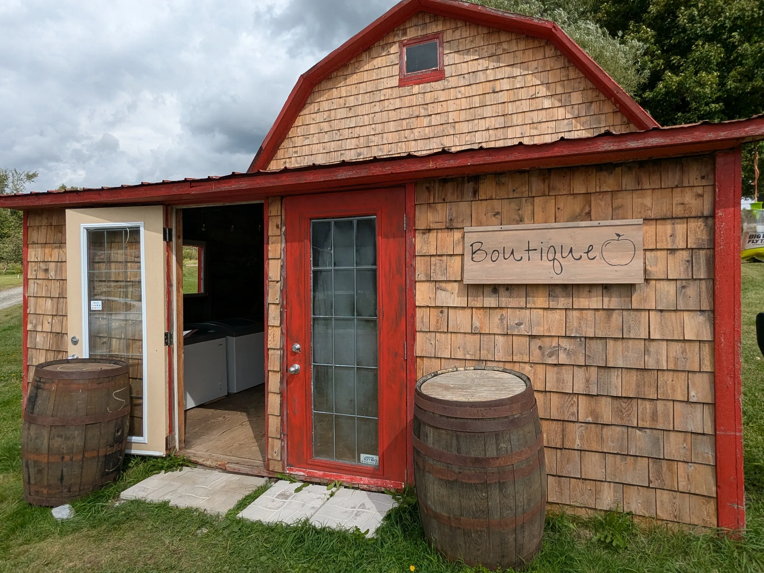 Petite boutique en bois avec tonneaux extérieurs.