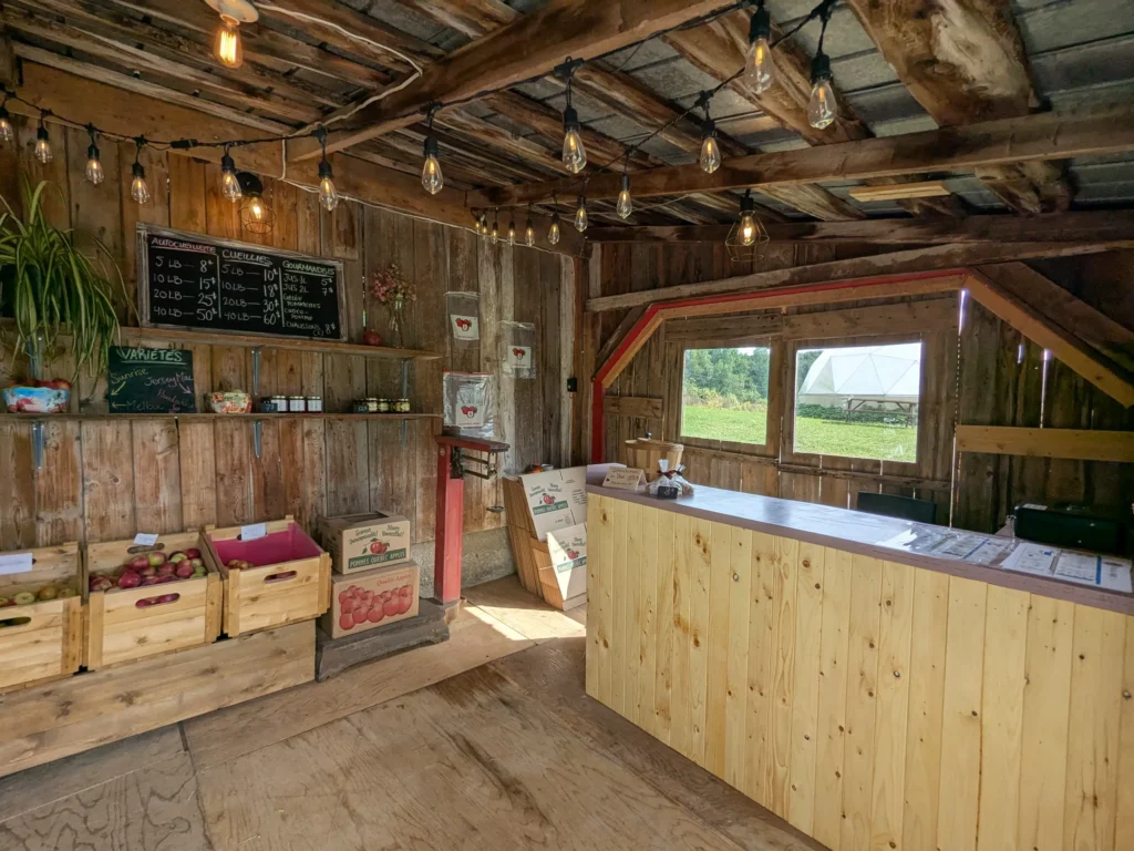 Magasin rustique avec pommes et produits locaux.