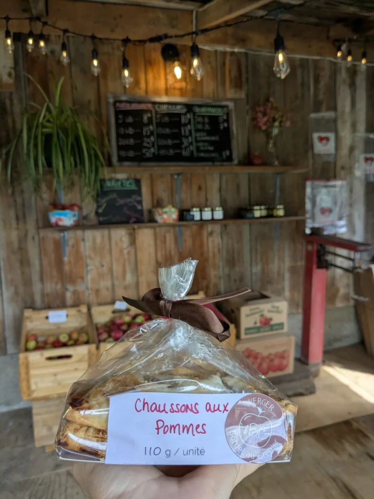 Chaussons aux pommes dans un étal rustique.