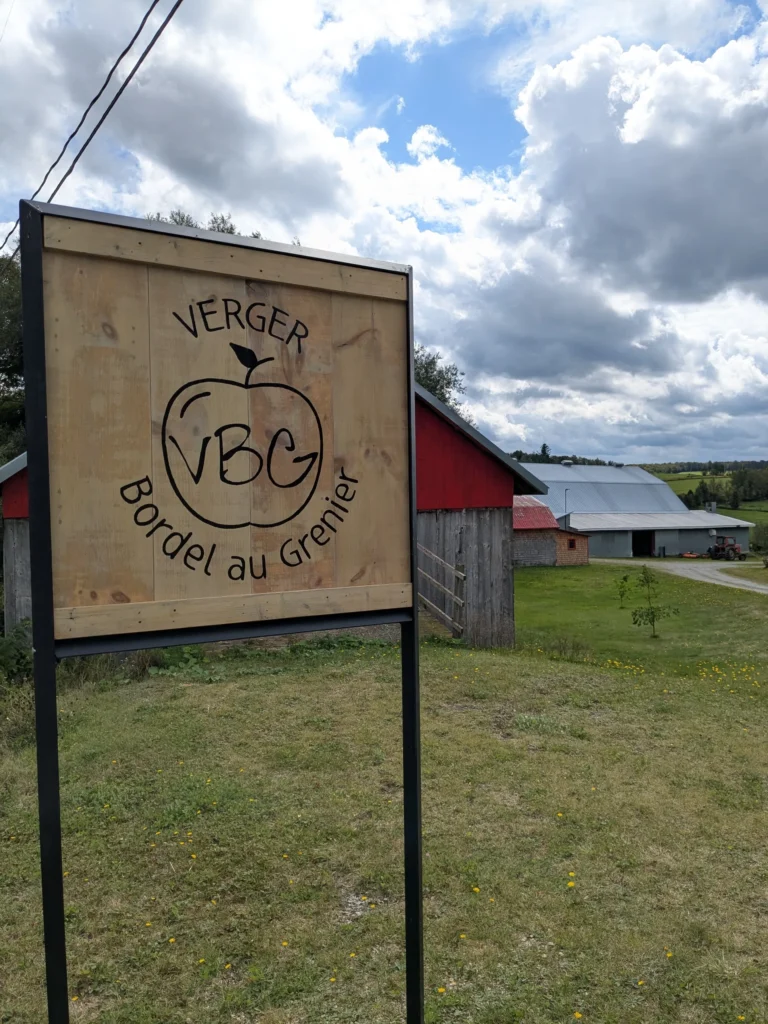 Panneau du verger devant bâtiments ruraux