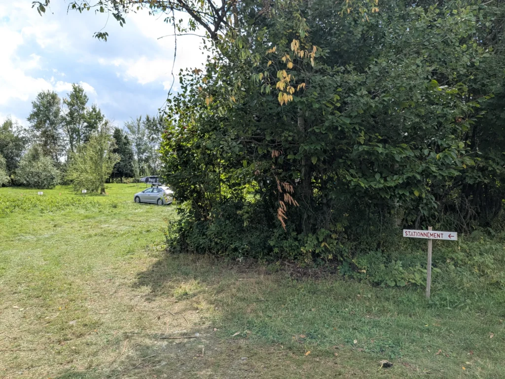 Voiture garée près d'un panneau stationnement.