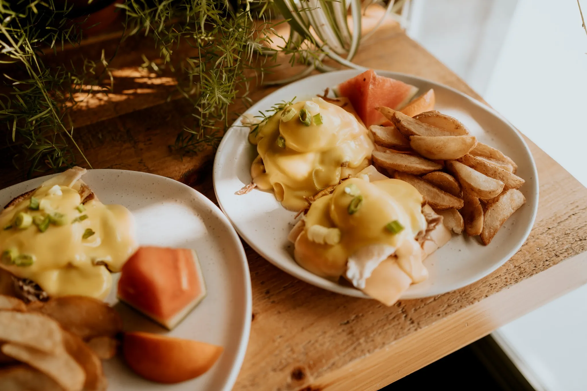 Deux assiettes de brunch gourmandes servies sur table.