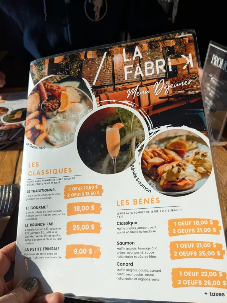 Menu déjeuner La Fabrik avec options œufs et brunch.
