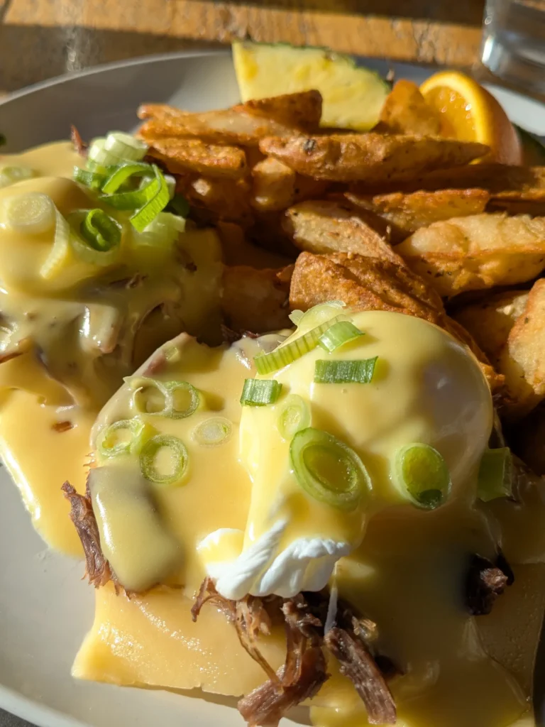 Oeufs bénédictine avec pommes de terre et poireaux.